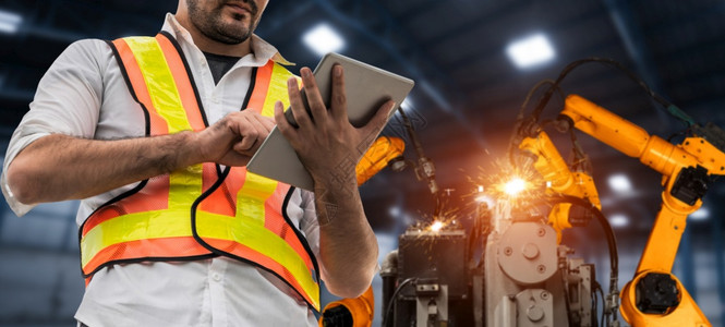 小型网络工程师的微观世界 宏照片、塑料纤维与自动化工程的融合