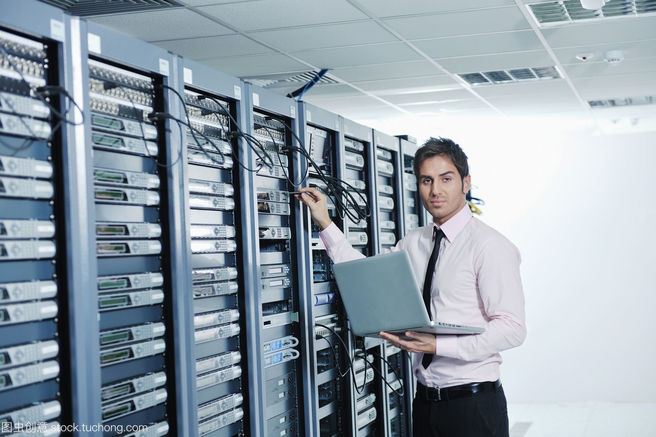 数字时代的工程师 现代铝薄笔记本电脑与网络服务器房的交响曲